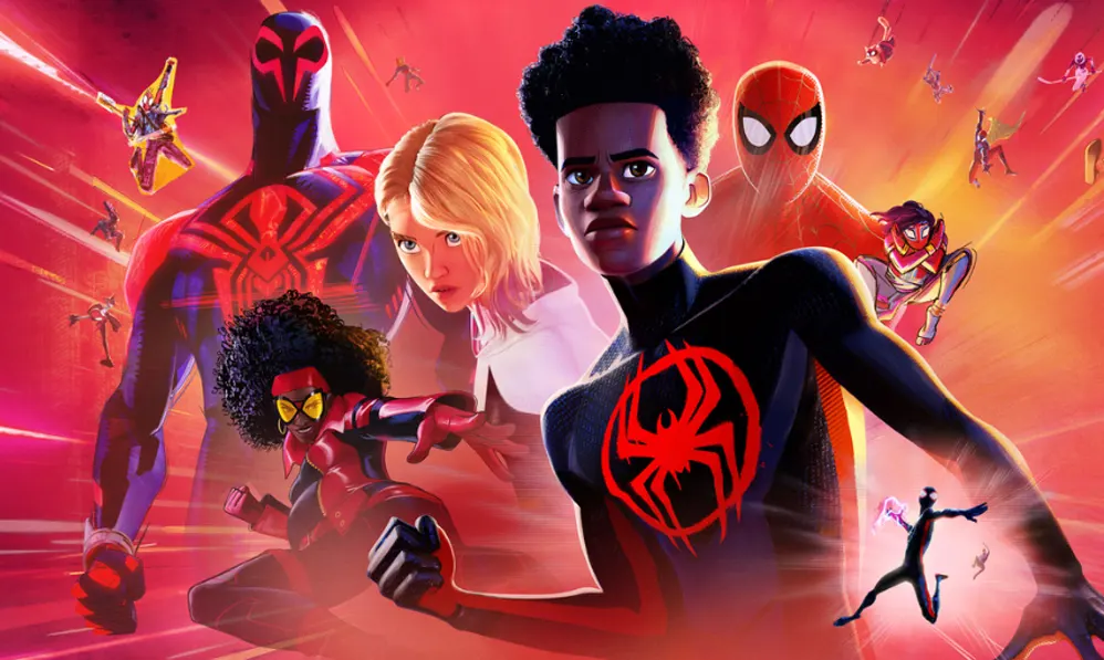 Ilustração com personagens da franquia Homem-Aranha: no Aranhaverso, contendo Miles Morales, Gwen Stacy, Peter Parker e outros heróis em meio a uma ação vibrante com cores vermelhas e amarelas.