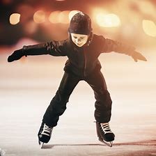Criança patinando no gelo