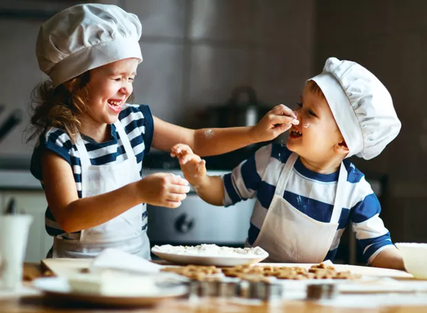 Guia para as Férias Escolares: 5 Atividades para serem feitas com as crianças 3 criancas cozinhando