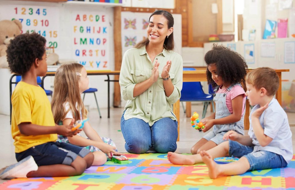 se voce esta feliz e sabe disso bata palmas foto de uma professora cantando com seus filhos pre escolares 1024x658 1