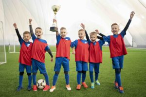 Copa do Mundo: 5 formas de incentivar o esporte na infância 2 criancas jogando futebol 1