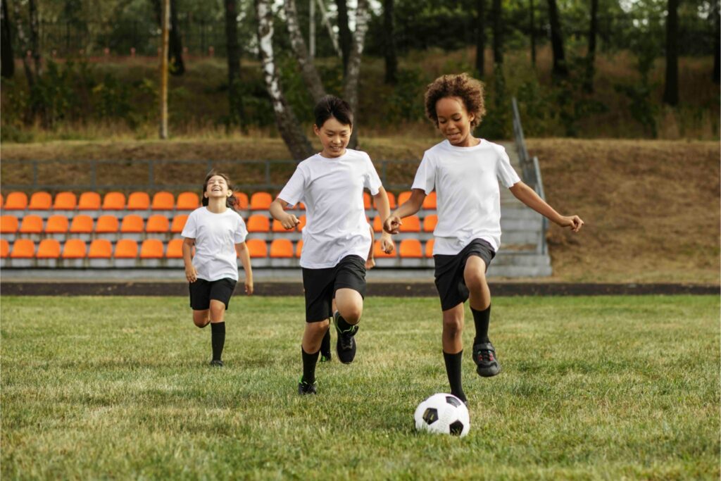 garotos praticando esporte na infância