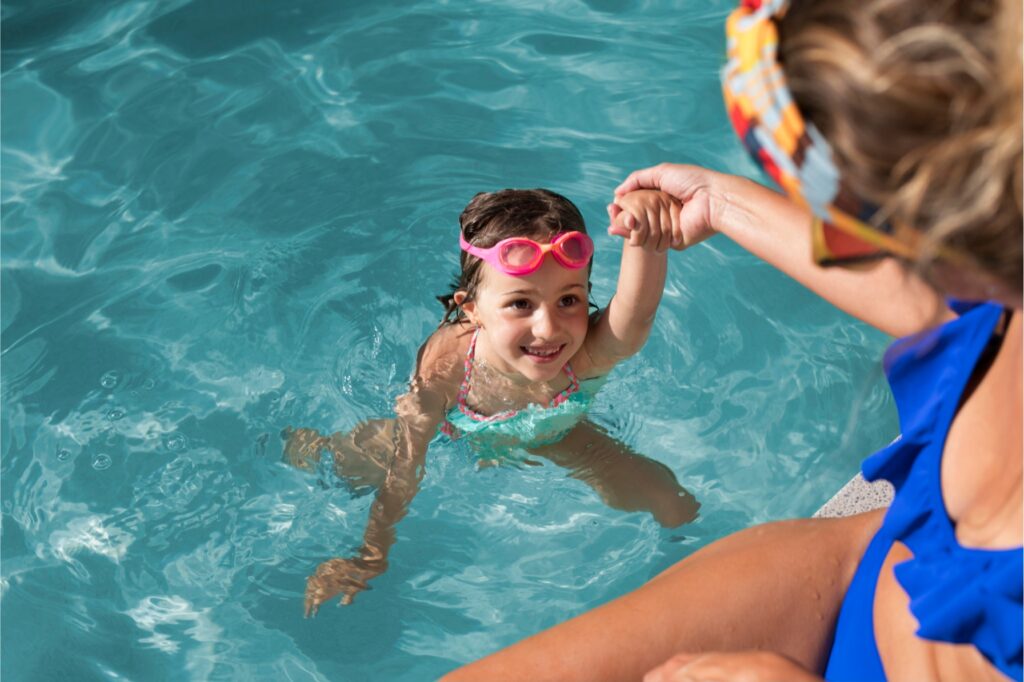 menina criança nadando na piscina