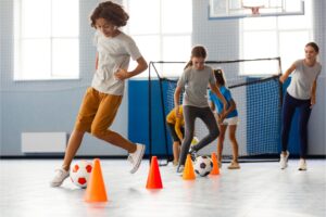 meninos jogam futebol