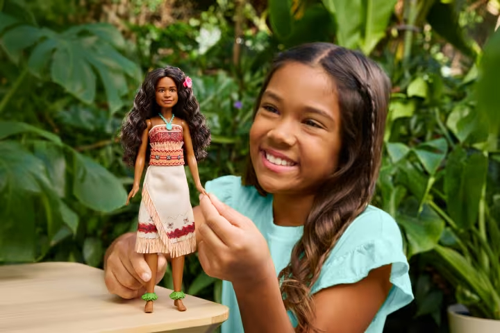 Criança se diverte brincando com brinquedo da moana