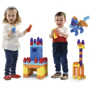 Crianças brincando com blocos de montar coloridos, incluindo uma estrutura grande estilo castelo e um brinquedo tipo torre com peças coloridas.