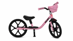 Imagem de bicicleta infantil rosa com rodas grandes e selim preto, modelo sem pedais para equilíbrio, com a marca “Bandeirante” no quadro e detalhe de guidão.