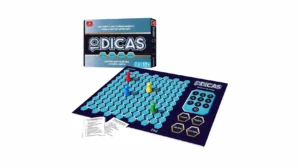 Imagem de jogo de tabuleiro educativo com tabuleiro em azul e peças em miniatura, além de cartas e manual, apresentado com caixa e materiais sobre fundo branco.