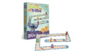Imagem de jogo Super Trilha Disney Stitch da Estrela, com tabuleiro e cartas coloridas, indicado para 2 a 4 jogadores, em embalagem e conjunto de peças