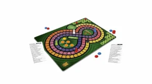 Imagem de um jogo de tabuleiro tipo roleta com trilha circular colorida e casas numeradas, com o centro “CHEGADA” e um marcador de perfil, acompanhado por cartas com textos nas laterais.