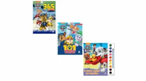 Imagem de kit com livros e material escolar da Patrulha Canina, incluindo cadernos e páginas para colorir e desenhar, com personagens como Marshall, Chase, Skye e Rubble em capas coloridas.