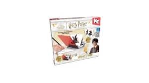 Imagem de caixa do brinquedo Harry Potter Arts Kit desenho, com ilustração de uma mão usando stencil e personagem da série, tema Wizarding World, para crianças a partir de 6 anos.