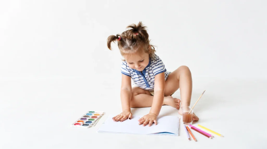 menina pequena desenhando colorindo lapis papel